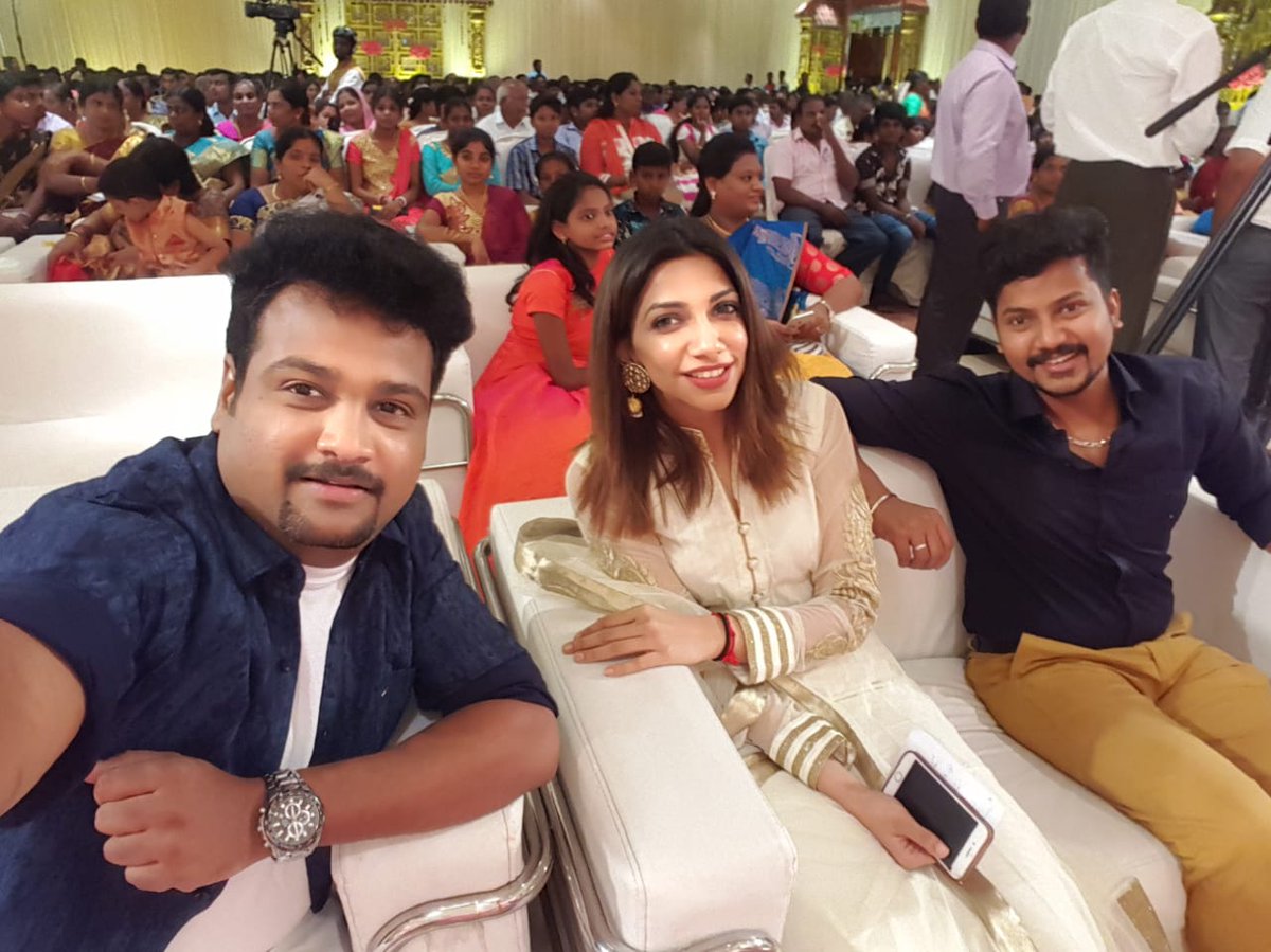 ChuttiAravind's tweet photo. Event Time With My Darling & Dear Ones...♥️
@actorazhar #SingerDiwakar #Vjpappu #SuperSingerNarayanan #SuperSingerShenbagaraj #VijayTvBhavana #SoundaryaNandakumar
#VijayTv #SuccessfulEvent #EventLife #StageEvents https://t.co/8dZOwItyJp