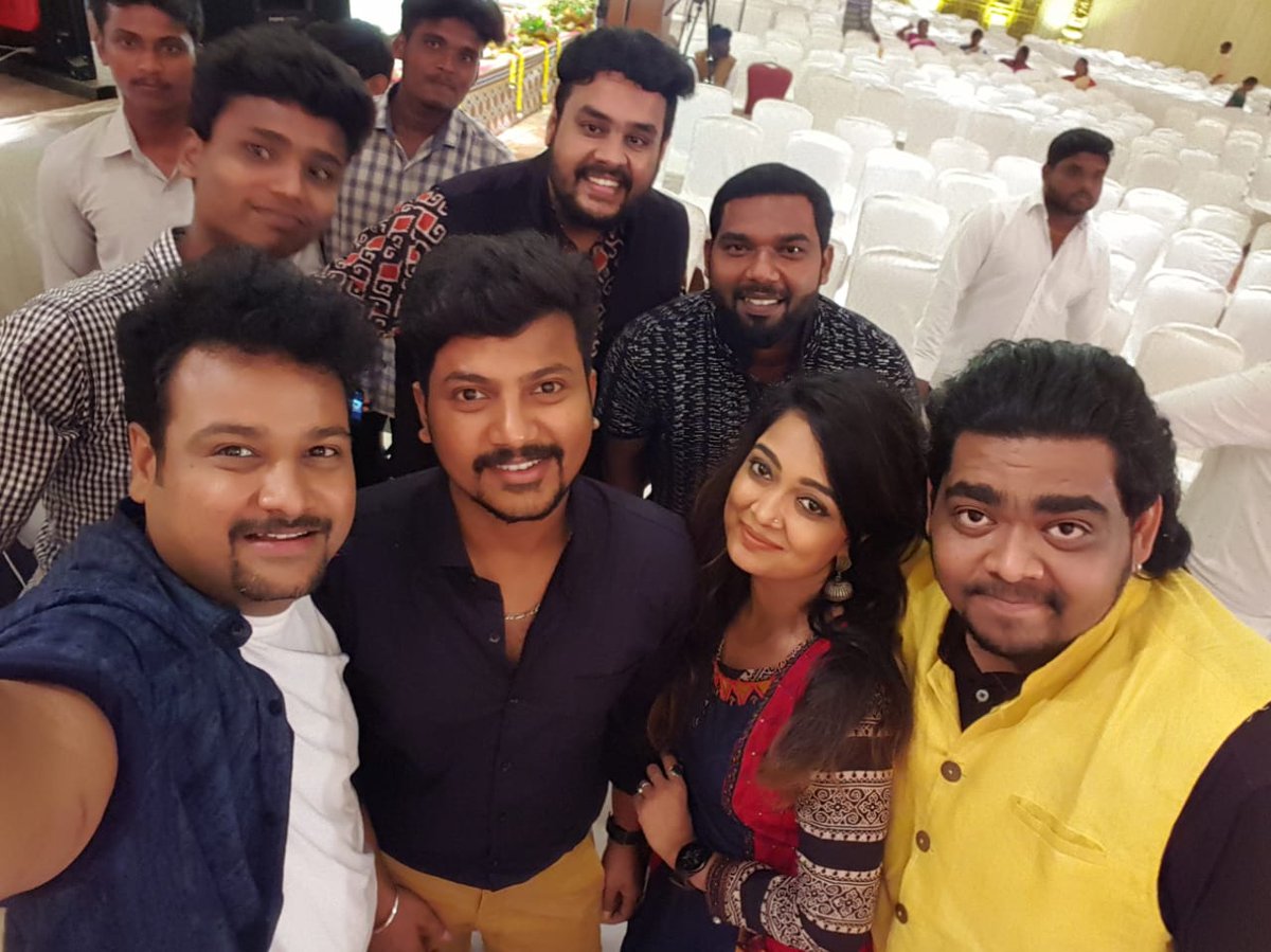 ChuttiAravind's tweet photo. Event Time With My Darling & Dear Ones...♥️
@actorazhar #SingerDiwakar #Vjpappu #SuperSingerNarayanan #SuperSingerShenbagaraj #VijayTvBhavana #SoundaryaNandakumar
#VijayTv #SuccessfulEvent #EventLife #StageEvents https://t.co/8dZOwItyJp