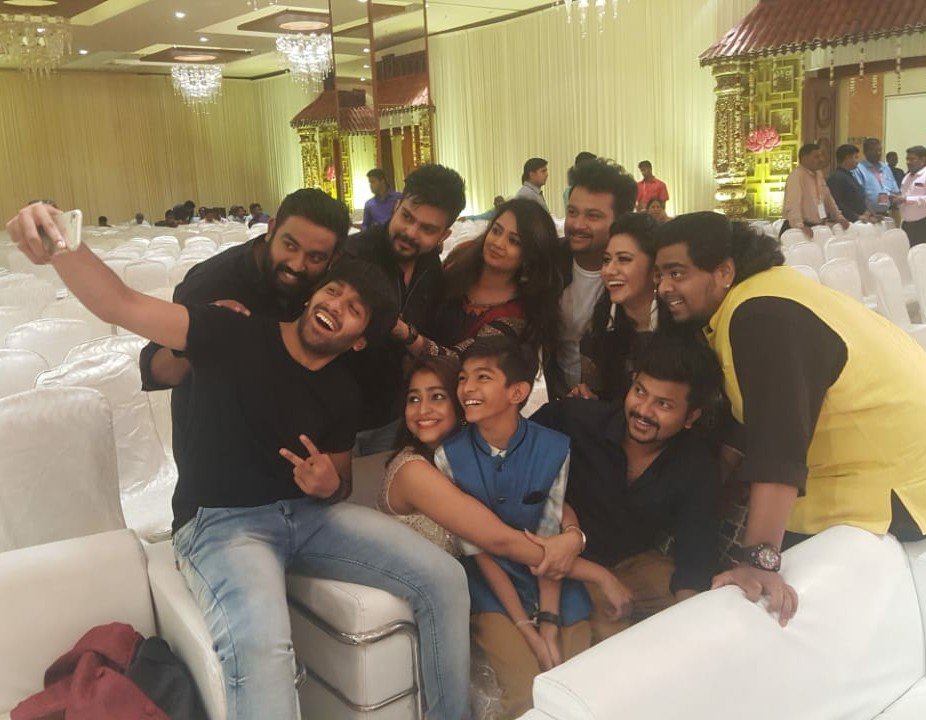 ChuttiAravind's tweet photo. Event Time With My Darling & Dear Ones...♥️
@actorazhar #SingerDiwakar #Vjpappu #SuperSingerNarayanan #SuperSingerShenbagaraj #VijayTvBhavana #SoundaryaNandakumar
#VijayTv #SuccessfulEvent #EventLife #StageEvents https://t.co/8dZOwItyJp