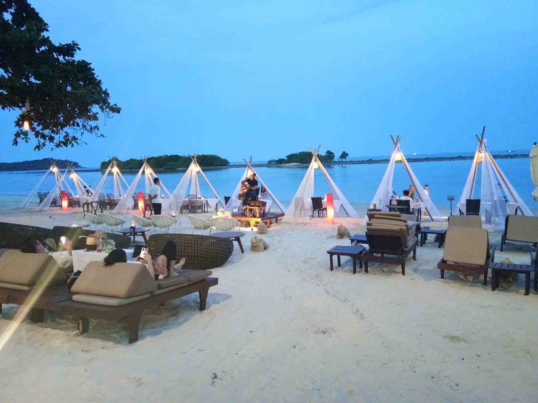 hotels_inside's tweet photo. Join us and dine-in at this cozy romantic set up just a few meters from the beach. Who would you take you with? https://t.co/M7Hhwum5Hx #muangsamuisparesort #chawengbeach #romanticdinner #privatedinner #proposal #weddingdestination #beachfront #thailandgram https://t.co/zbuELmN0wr