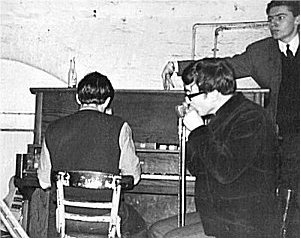 efemefrankmoi's tweet photo. Tal día como hoy de 1962, hace 56 años, ensayo previo en The Cavern para la sesión de grabación de Los Beatles en Abbey Road el próximo 6 de Junio. https://t.co/8WB5o3s1NP
