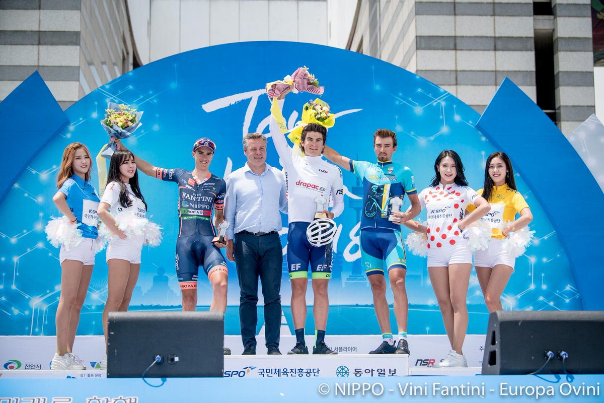 NIPPO_RACING's tweet photo. 🇰🇷 #TDK2018 / 第5ステージ 🇰🇷
ゴールスプリントで吉田隼人が区間11位でゴール。課題も残りましたが、吉田は今季初めてスプリントに全力で挑むことができました。またボウは新人賞3位でプロとして初めての表彰台へ🥉5日間の応援、ありがとうございました。
⬇︎📄
https://t.co/krLcuWv0s6 https://t.co/bmJDjSU9QK