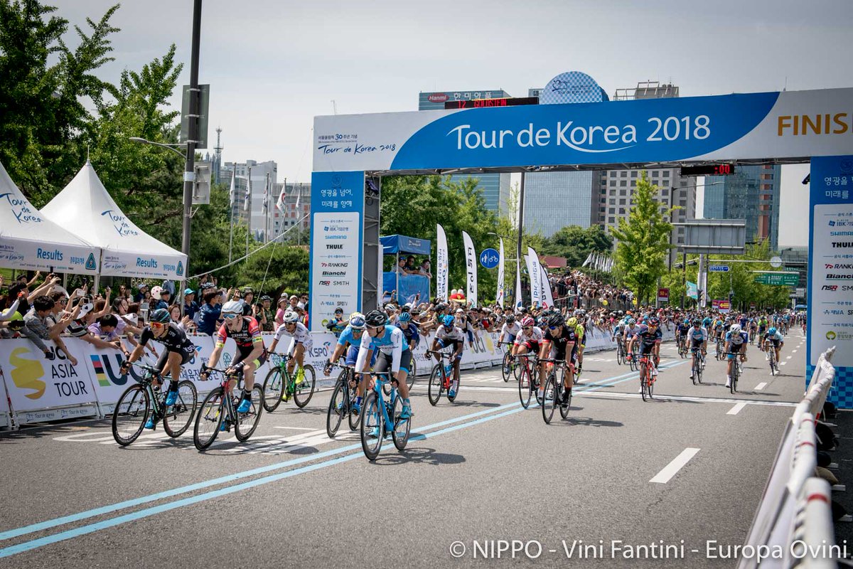 NIPPO_RACING's tweet photo. 🇰🇷 #TDK2018 / 第5ステージ 🇰🇷
ゴールスプリントで吉田隼人が区間11位でゴール。課題も残りましたが、吉田は今季初めてスプリントに全力で挑むことができました。またボウは新人賞3位でプロとして初めての表彰台へ🥉5日間の応援、ありがとうございました。
⬇︎📄
https://t.co/krLcuWv0s6 https://t.co/bmJDjSU9QK