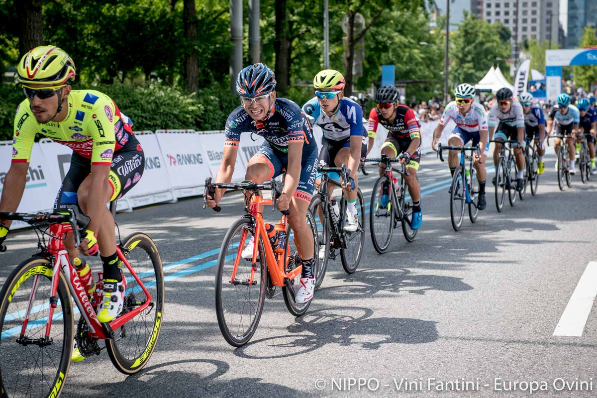 NIPPO_RACING's tweet photo. 🇰🇷 #TDK2018 / 第5ステージ 🇰🇷
ゴールスプリントで吉田隼人が区間11位でゴール。課題も残りましたが、吉田は今季初めてスプリントに全力で挑むことができました。またボウは新人賞3位でプロとして初めての表彰台へ🥉5日間の応援、ありがとうございました。
⬇︎📄
https://t.co/krLcuWv0s6 https://t.co/bmJDjSU9QK