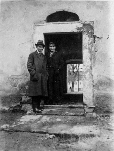 Letnapark's tweet photo. „Guter Morgen, unmöglich an alles sich / zu erinnern“ 
Franz #Kafka 

Oxforder Oktavhefte 7 &amp; 8.FKA @Stroemfeld
Handschrift – Umschrift – Druckschrift  
*Vom Heft zum Zettel.* Über Franz Kafkas Zürauer Aufzeichnungen von Reiner #Niehoff @blauwerke [mit #Ottla in Zürau] https://t.co/cArSpDMRpY