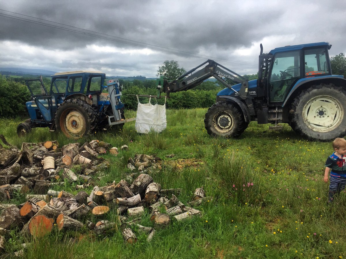 Gruffydd_Rees's tweet photo. #Splitting #Logs with the #Ford4000 & the #NewHolland #TS115. #farm365 #firewood #WinterIsComing https://t.co/KuUIeWSNbW