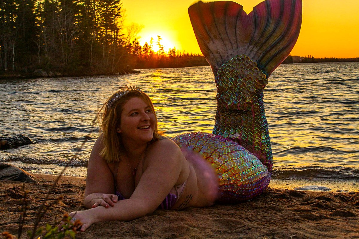 Nova_fur's tweet photo. @TheQuibbs If you want a good monofin finis mermaids fins are great. Mertailor also has very nice starter tails and finfolk productions does also. Im a finfolk mermaid myself https://t.co/N2ra3pDLnP