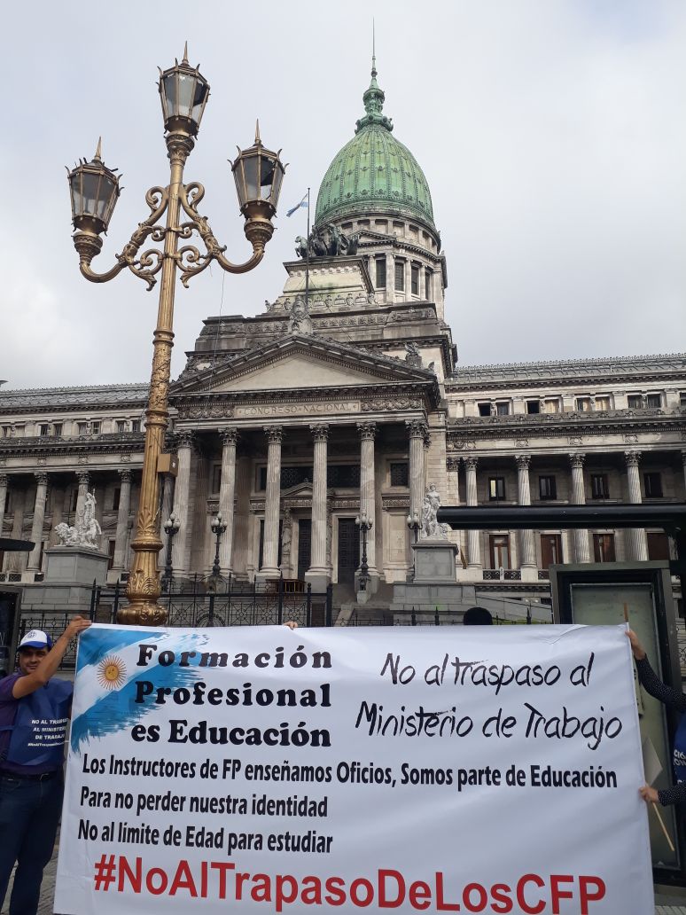 Margra22Mariela's tweet photo. @C5N @MalenaGalmarini  Por favor le pedimos se sumen y difundan nuestra lucha docente por el #NoAlTraspasoDeLosCFP al Ministerio de Trabajo y evitar la privatización de la educación, defender nuestro sistema previsional IPS ante la injusticia y defender nuestra fuente de trabajo https://t.co/zjsLUMeK9V