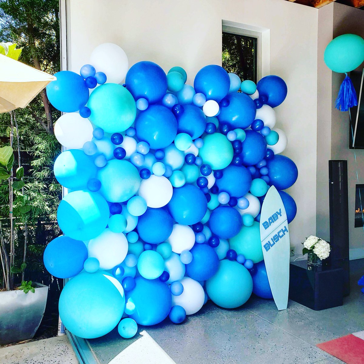 1stPLCuisine's tweet photo. Today’s balloon wall in Venice Beach 🏖 #beachlife #lacaterer #lapartyplanner #eventprofs #cheflife #balloons #art #venicebeach #californiacuisine #babyshowerit #blue https://t.co/rWz8ivVtyX