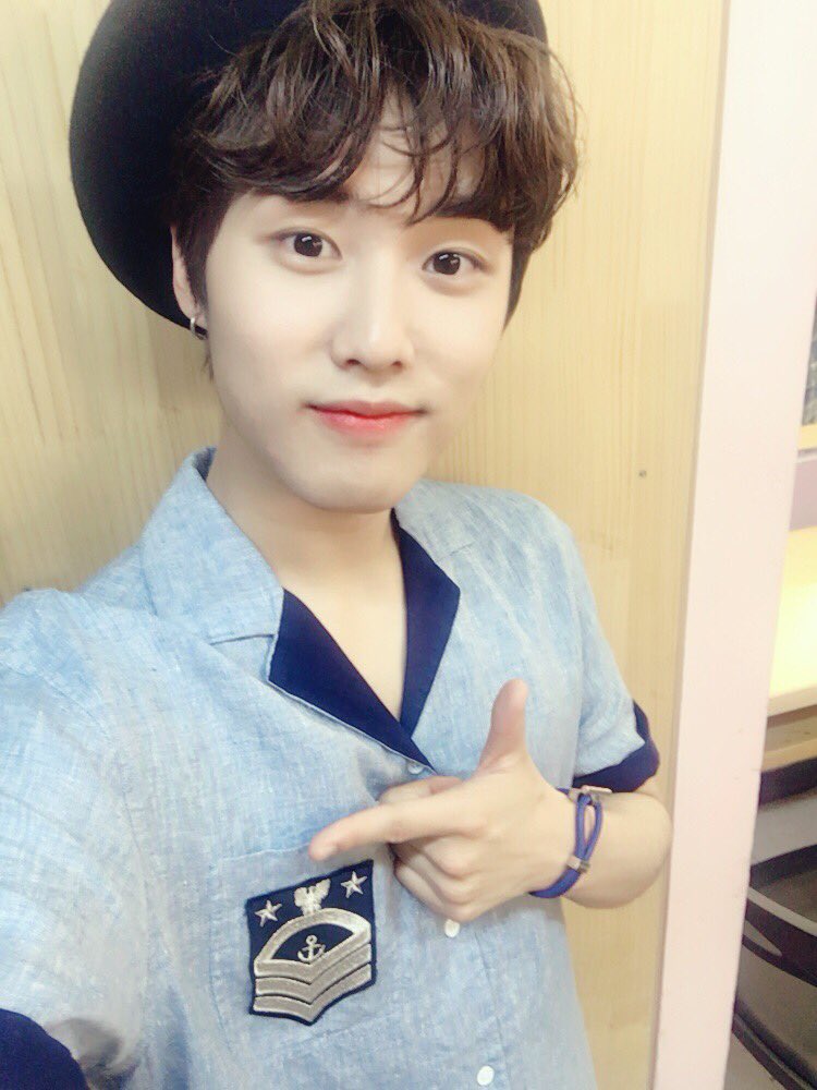IST_THEBOYZ's tweet photo. 🎉제이콥&amp;케빈 Simply K-POP MC 데뷔🎉
더비 여러분 본방사수하셨나요?👀 앞으로도 단풍국즈MC 대활약 지켜봐주세요🍁🎤

#THEBOYZ #더보이즈 #제이콥 #JACOB #케빈 #KEVIN https://t.co/gULBnGJxvz