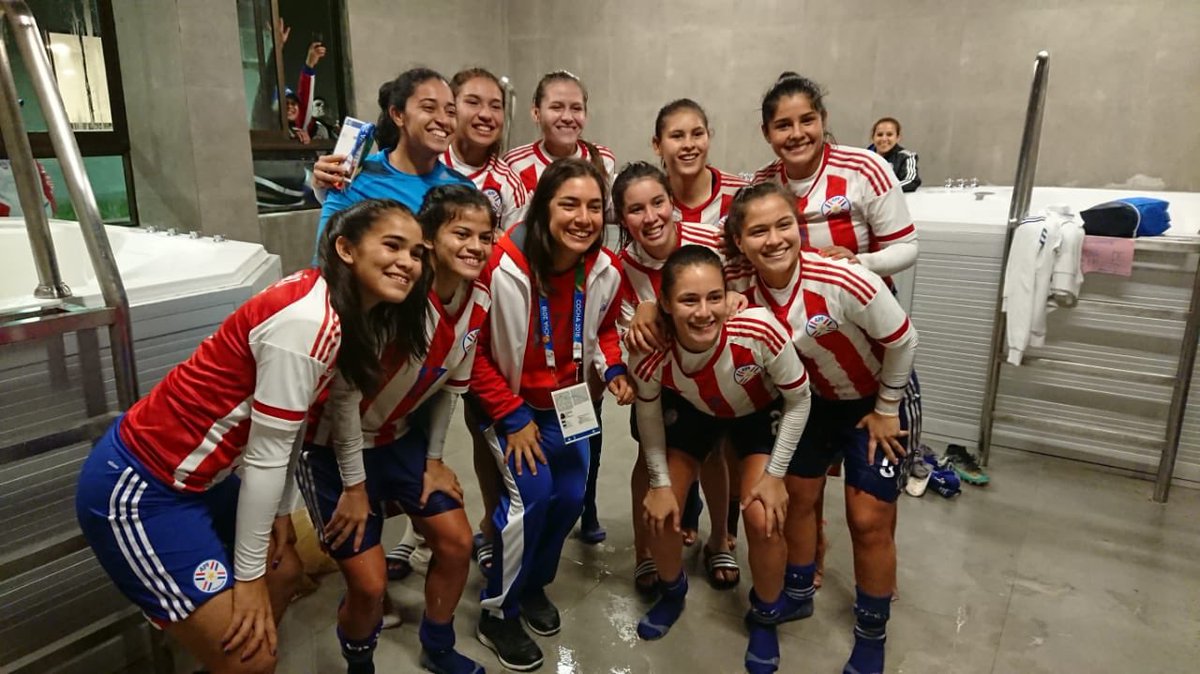 coparaguay's tweet photo. #TeamParaguay🇵🇾 @Cocha2018 ¡ESTO ES UN EQUIPO! ¡La flamante Medalla de Oro🥇@mgonzal (#Tenis🎾) fue a felicitar a la Selección Femenina (Sub 20) de #Futbol⚽️ que con su victoria de hoy, también va por la de Oro🥇😃! ¡TODOS SOMOS PARAGUAY! 👏🏼👏🏼🔴⚪️🔵👏🏼👏🏼 https://t.co/uKKidnCcj1