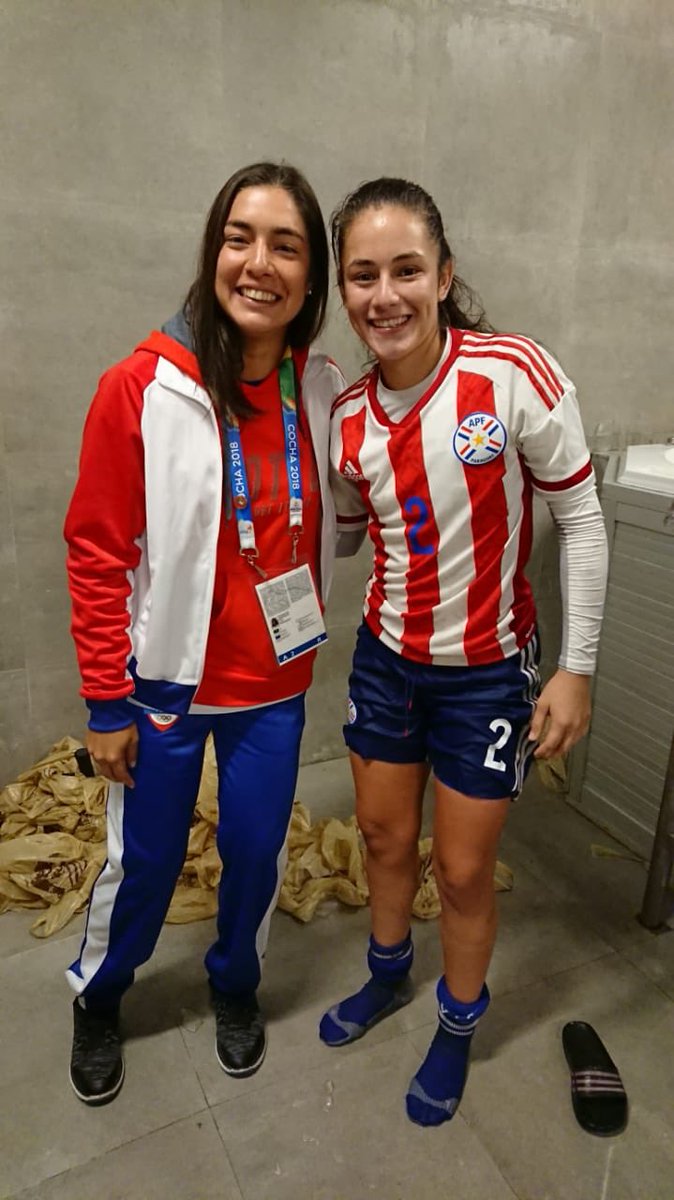 coparaguay's tweet photo. #TeamParaguay🇵🇾 @Cocha2018 ¡ESTO ES UN EQUIPO! ¡La flamante Medalla de Oro🥇@mgonzal (#Tenis🎾) fue a felicitar a la Selección Femenina (Sub 20) de #Futbol⚽️ que con su victoria de hoy, también va por la de Oro🥇😃! ¡TODOS SOMOS PARAGUAY! 👏🏼👏🏼🔴⚪️🔵👏🏼👏🏼 https://t.co/uKKidnCcj1