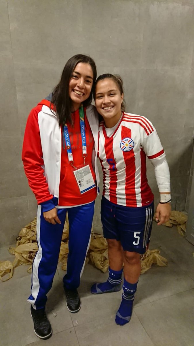 coparaguay's tweet photo. #TeamParaguay🇵🇾 @Cocha2018 ¡ESTO ES UN EQUIPO! ¡La flamante Medalla de Oro🥇@mgonzal (#Tenis🎾) fue a felicitar a la Selección Femenina (Sub 20) de #Futbol⚽️ que con su victoria de hoy, también va por la de Oro🥇😃! ¡TODOS SOMOS PARAGUAY! 👏🏼👏🏼🔴⚪️🔵👏🏼👏🏼 https://t.co/uKKidnCcj1