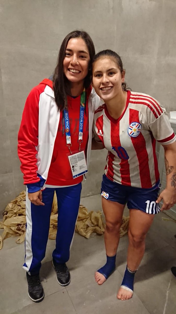 coparaguay's tweet photo. #TeamParaguay🇵🇾 @Cocha2018 ¡ESTO ES UN EQUIPO! ¡La flamante Medalla de Oro🥇@mgonzal (#Tenis🎾) fue a felicitar a la Selección Femenina (Sub 20) de #Futbol⚽️ que con su victoria de hoy, también va por la de Oro🥇😃! ¡TODOS SOMOS PARAGUAY! 👏🏼👏🏼🔴⚪️🔵👏🏼👏🏼 https://t.co/uKKidnCcj1