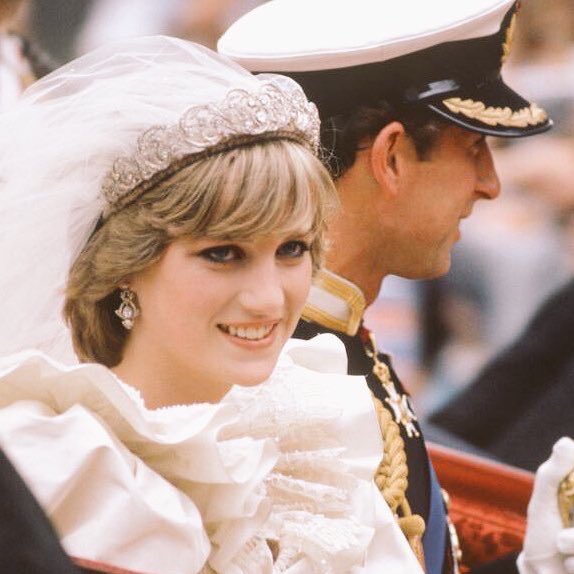 QueenDiana__'s tweet photo. لقد أحبَّني البيض والسُّود والمثليّين واليهود عدا الشخص الذي أحببتُه بشدّة في حياتي لم يبادلني الحب

- الأميرة الراحلة ديانا https://t.co/2YNPJkldF7