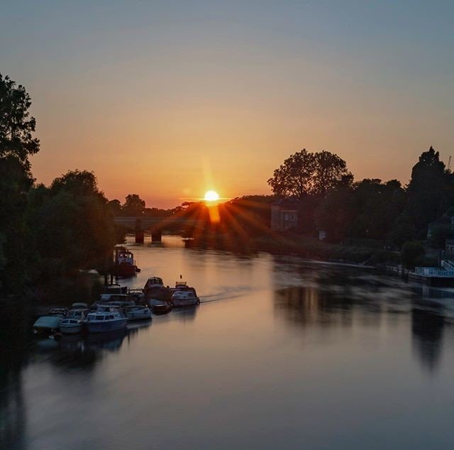 KirsteinJanis's tweet photo. Reposting @theexplorerdoc:
Sunset in Richmond, London.
🇵🇹Pôr-do-sol em Richmond, Londres
.
.
.
.
#sunset #richmond #london #photographer #photography #sun #sunhunter #riverthames #thames #twickenham #picoftheday #photooftheday #visitlondon #beautifulsunset #amazingshots https://t.co/lq2SCrzFpL