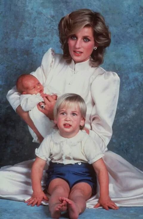 QueenDiana__'s tweet photo. الأمير هاري قبل سنوات 
اسمه هنري تشارلز البرت ديفيد
   مواليد 15/9/1984
الأمير هاري مع أمه الملكه ديانا https://t.co/ptj04Akr9X