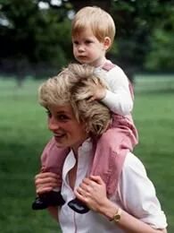 QueenDiana__'s tweet photo. الأمير هاري قبل سنوات 
اسمه هنري تشارلز البرت ديفيد
   مواليد 15/9/1984
الأمير هاري مع أمه الملكه ديانا https://t.co/ptj04Akr9X