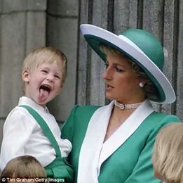 QueenDiana__'s tweet photo. الأمير هاري قبل سنوات 
اسمه هنري تشارلز البرت ديفيد
   مواليد 15/9/1984
الأمير هاري مع أمه الملكه ديانا https://t.co/ptj04Akr9X
