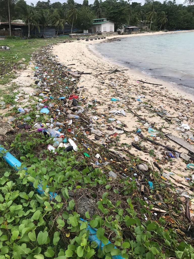 solennheussaff's tweet photo. Bravo pinoys! Dispose of your trash where it belongs. Not in the ocean, or street , or out your car windows. If floods come into your home this rainy season, remember that YOU asked for it. https://t.co/6pMfMhuKCB