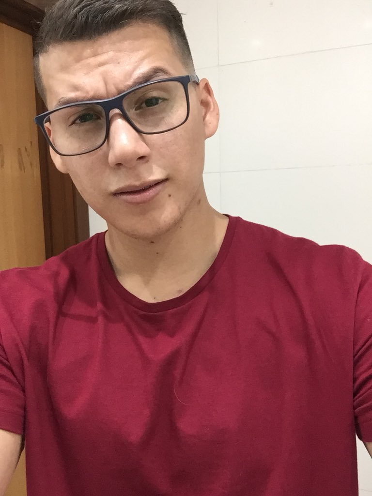 lucas_alves876's tweet photo. É hoje 2.0 🎂🎊🎉 #felizaniversario #paramim https://t.co/cvOx3mcc7E