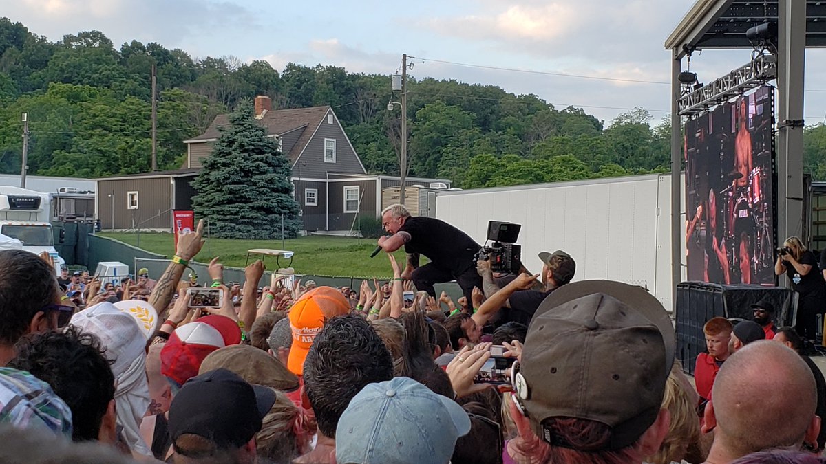 MarisaMagnatta's tweet photo. Waited 15 years to see @goldfingermusic again. Worth every minute of waiting. #pleasetour #punkindrublic https://t.co/QdY237lf9H