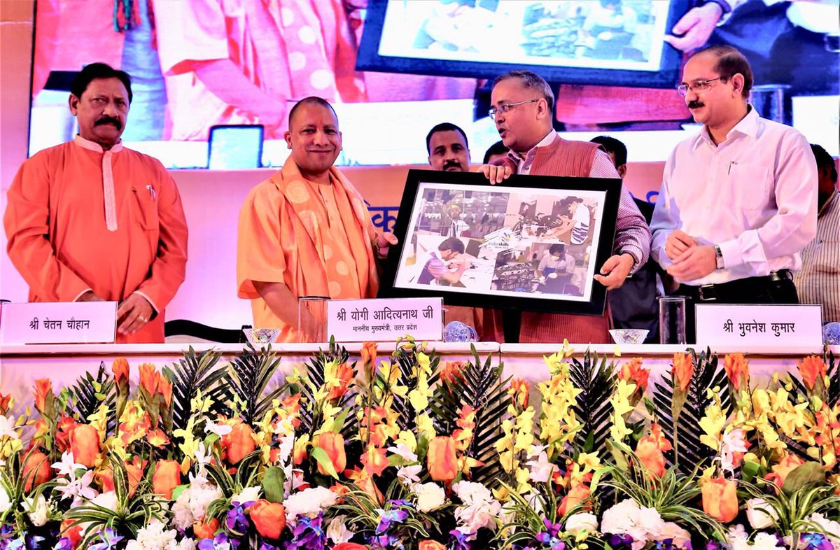 MSDESkillIndia's tweet photo. उत्साह और ऊर्जा से भरपूर, इंदीयस्क़िल्ल की दूसरी षेत्रिया प्रतियोगिता का समापन कल रात लखनऊ में हुआ। श्री @myogiadityanath जी ने विजेताओं को पुरस्कार देकर उनका उत्साह बड़ाया। तीन में 50000 से अधिक दर्शकों ने #SkillIndia द्वारा ट्रेनिंग के कई अवसरों पर भी जानकारी ली।#AbSkillsKiBari https://t.co/4HDOvn6UeU