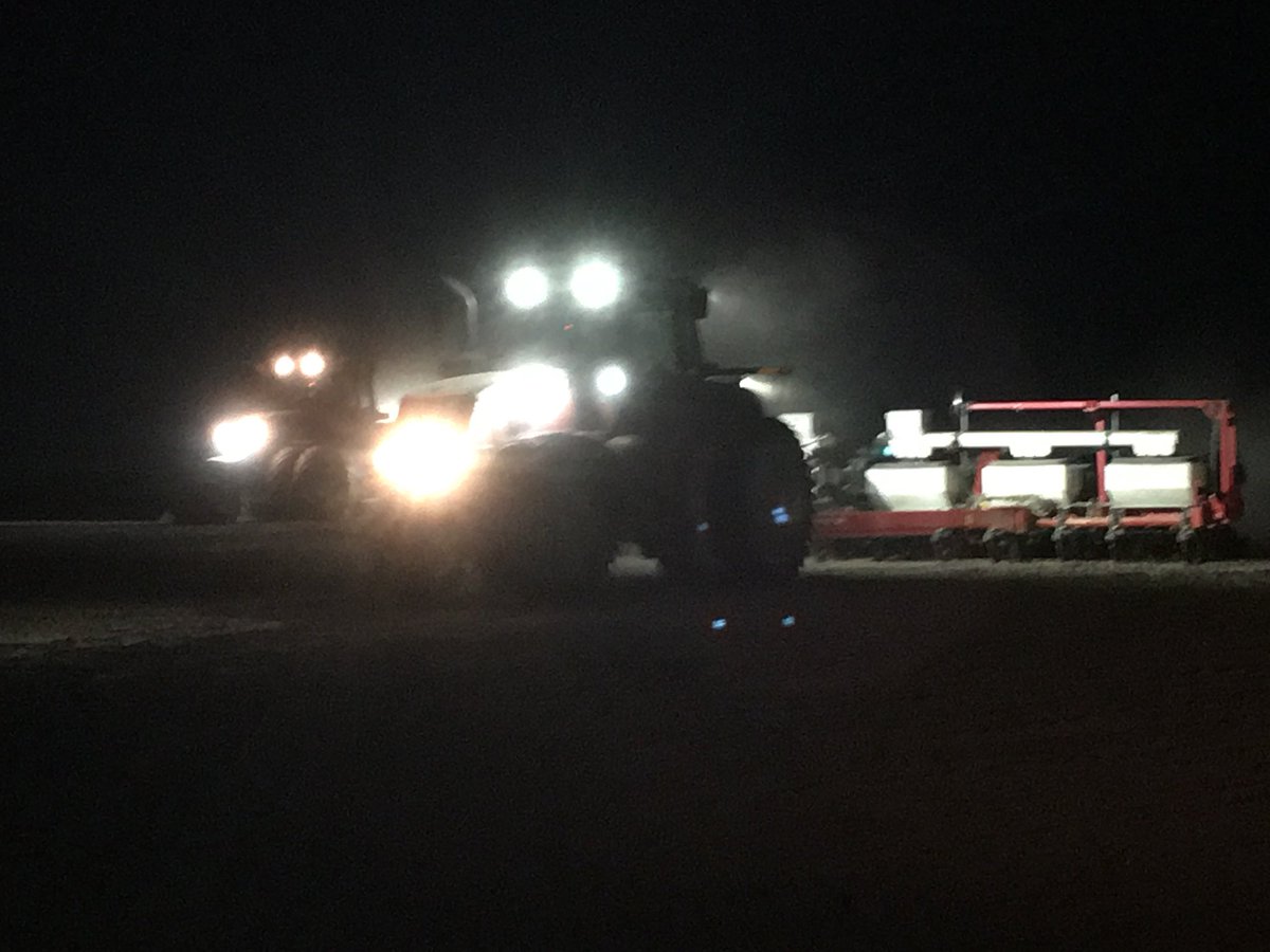 willsouth4's tweet photo. Cranberry beans going in the ground in Huron county #whiteplanters #caseih #magnum #24row https://t.co/ldwYFzgWvV