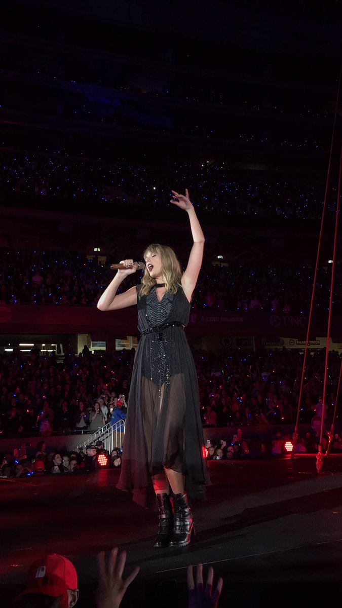 ceciliasrose's tweet photo. Not to be dramatic but night two was the best thing to ever happen to me. See ya in Columbus, @taylorswift13!
#ReputationTourChicago https://t.co/GtLrDndTc4