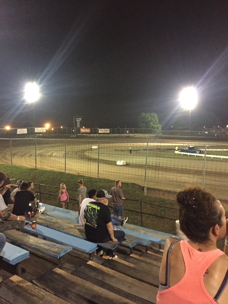 lstevens3's tweet photo. Woohoo! Riverside aka The Ditch oh how I’ve missed you! #Goodtimes #Racing #dirttrackracing #theditch #mylocalpeeps #marshallskinner #derekhagar @sprint26  @DerekHagarRacin 😘🏁✌️ https://t.co/WNgO7v3q7G