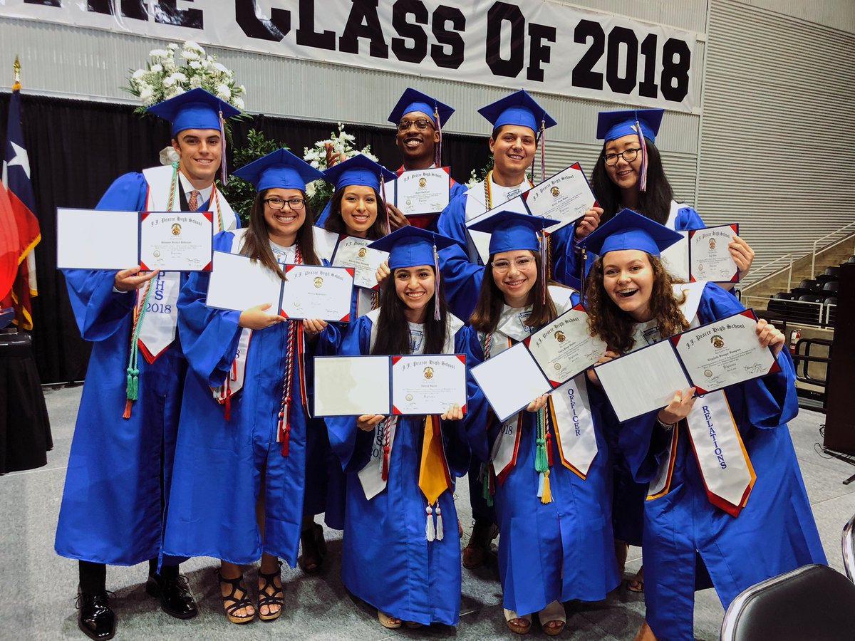 JJPStugov's tweet photo. Today our seniors took their last stugie pic. We are SO proud of all of you and can’t wait to see where life takes you! Congrats to all of our graduates today! #RISDClassof2018 #risdgreatness https://t.co/nCHY21ugH7