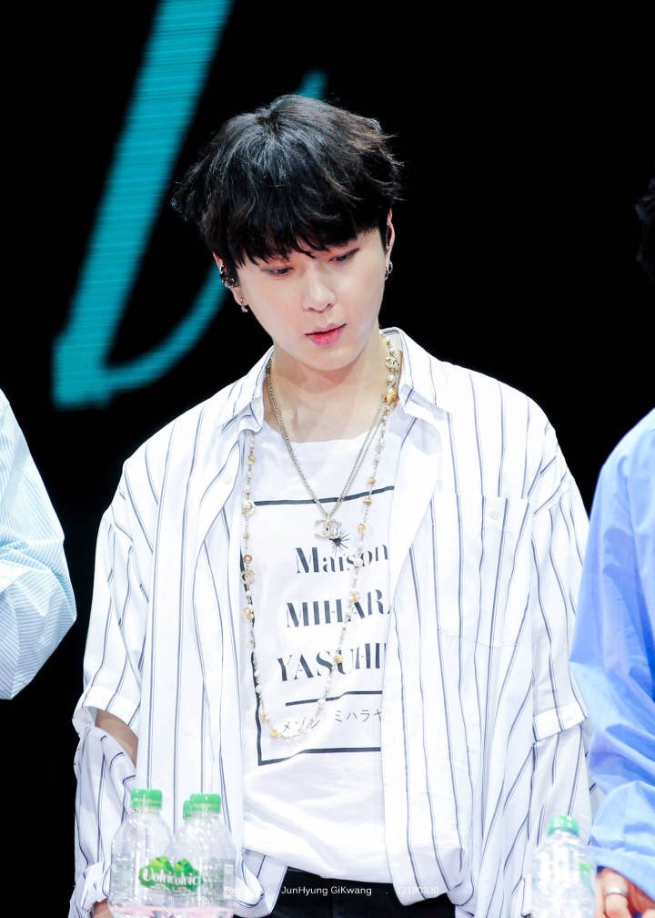 YonGi890's tweet photo. 180602 HIGHLIGHT SHOW in HK

⚽🎤🐲
#용준형 #준형 https://t.co/3IeiJ2tEFU