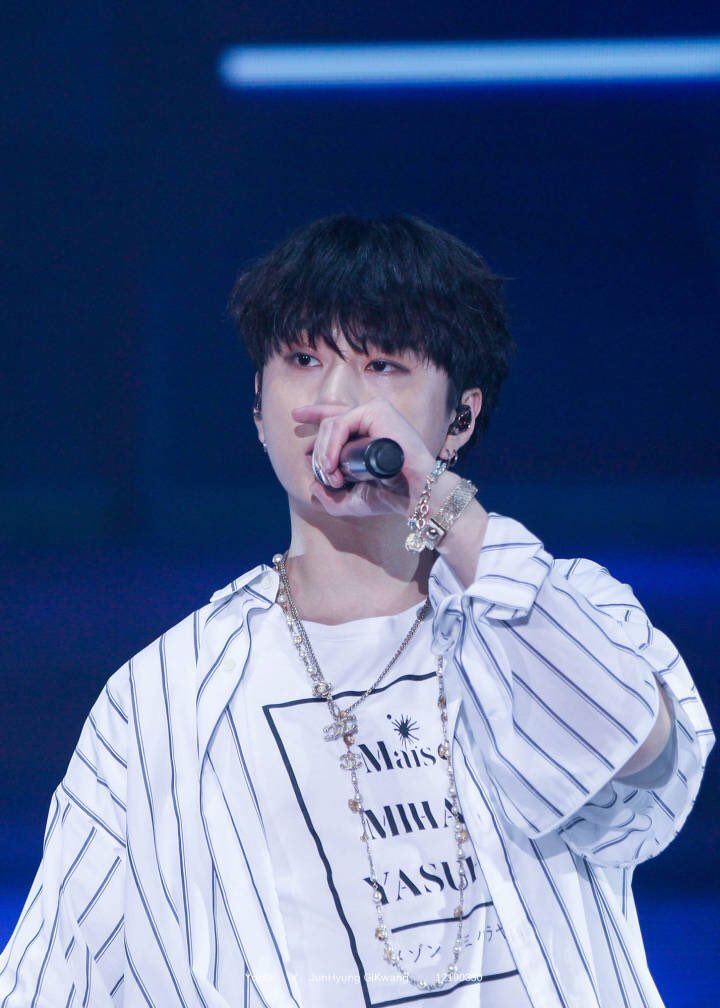 YonGi890's tweet photo. 180602 HIGHLIGHT SHOW in HK

⚽🎤🐲
#용준형 #준형 https://t.co/3IeiJ2tEFU