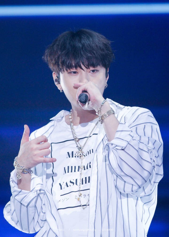 YonGi890's tweet photo. 180602 HIGHLIGHT SHOW in HK

⚽🎤🐲
#용준형 #준형 https://t.co/3IeiJ2tEFU