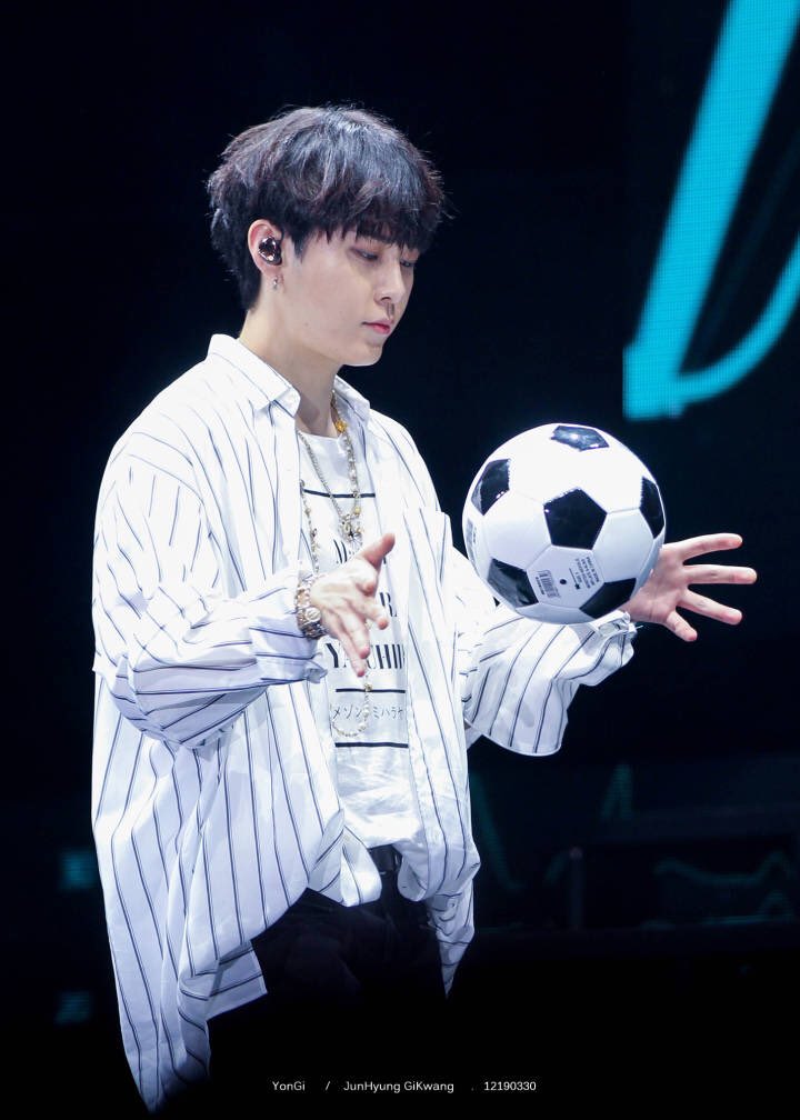 YonGi890's tweet photo. 180602 HIGHLIGHT SHOW in HK

⚽🎤🐲
#용준형 #준형 https://t.co/3IeiJ2tEFU