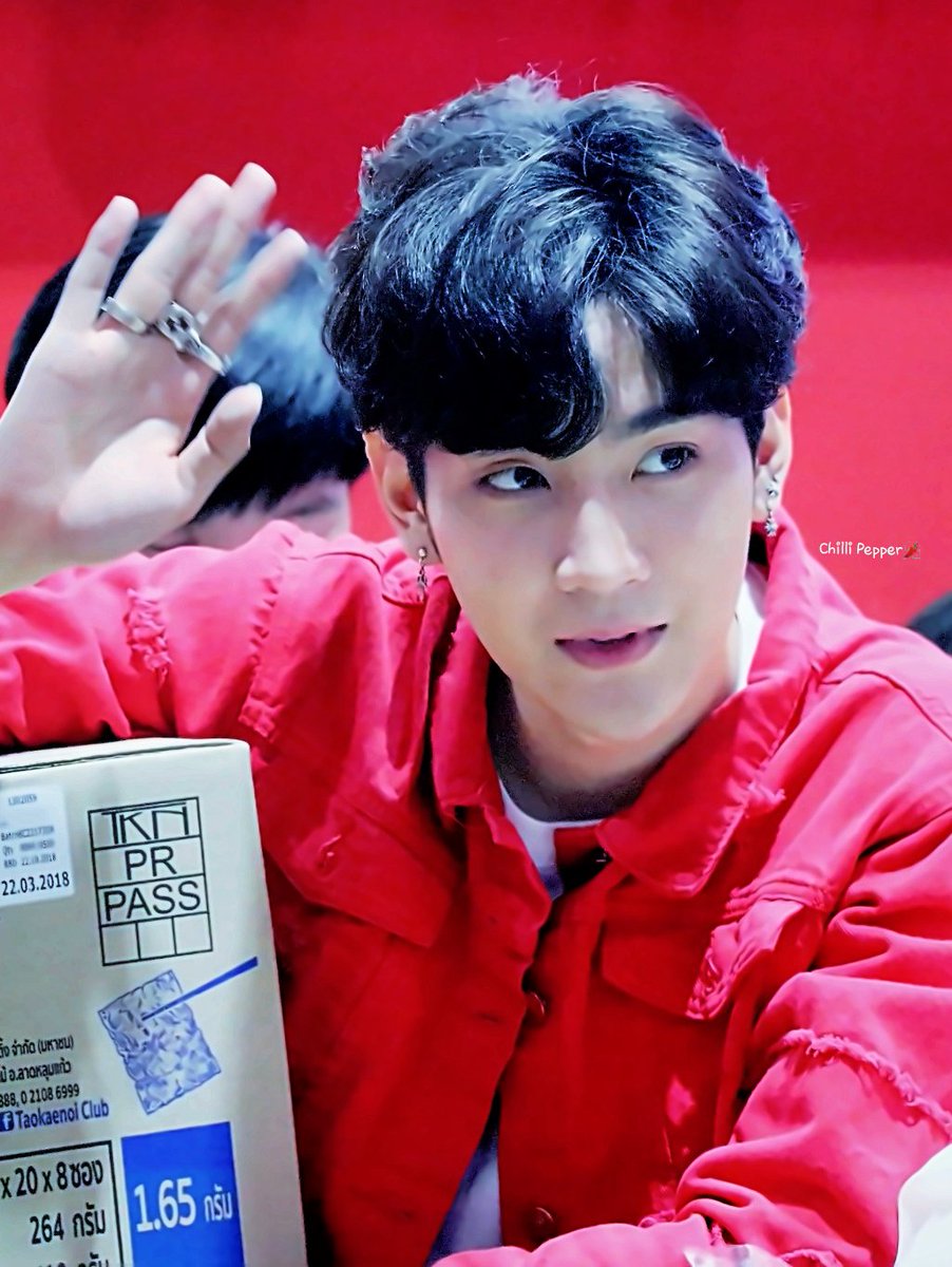 ChilliSpicyPepp's tweet photo. เซทนี้ `หล่อ`ใส`ละมุน`แบ๊ว ครบ
พิ @KiimMon คนคูลๆ .. ดีงาม 😊
#ขุณขิมมอญ #KimSBFive
#SBFive #TaokaenoiSBFIVE
#Thaifex2018 https://t.co/uTt0zn9WL0