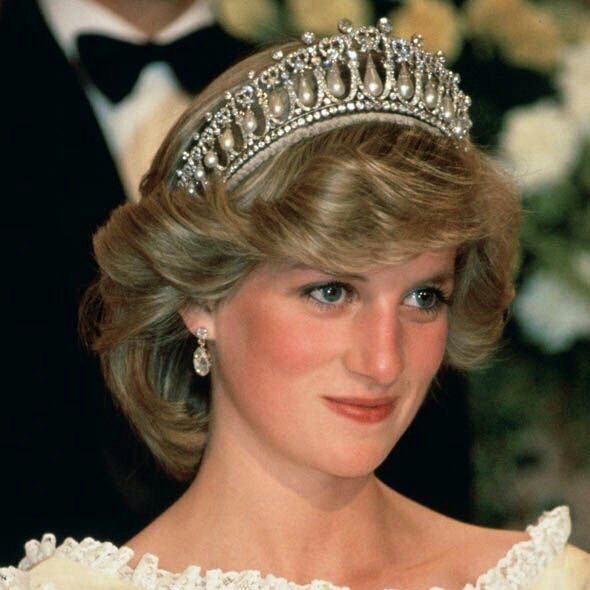 QueenDiana__'s tweet photo. الجميلة ماتوفقت ولا حبها و تطلقت، والشينه كسروا لها كل البروتوكولات الملكية الصارمة، دنيا حظوظ 😊 https://t.co/8v842YZIRY