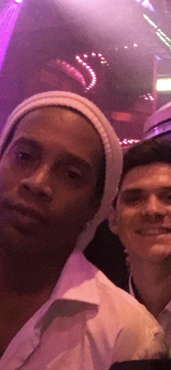 Tafichm's tweet photo. Campeones los dos!!! @10Ronaldinho  @Fredo_Munoz @graduacionmx #AdministracionULSA #selfie https://t.co/fyeBdRTdZ0