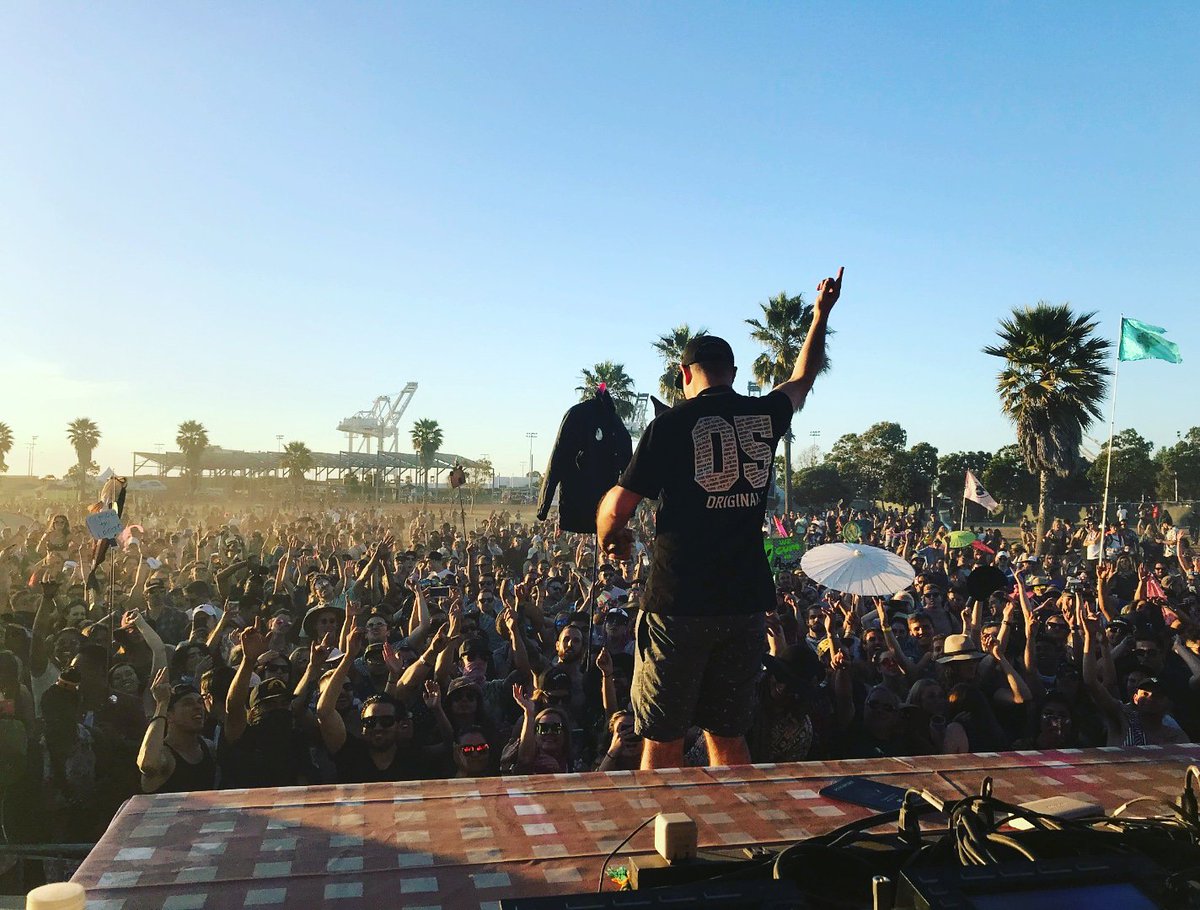 Dirtybird's tweet photo. Oakland BBQ in full effect 🐣⚡🍖 #dirtybirdrecords #dbbbq #baybbq https://t.co/8AqTYVVdqq