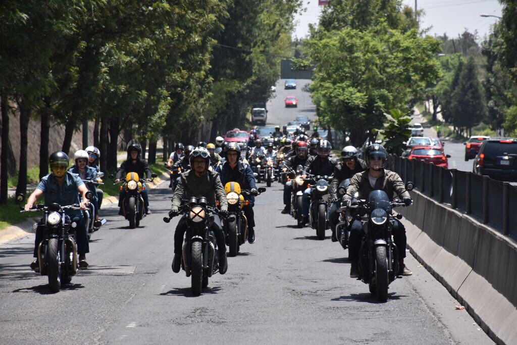OBau's tweet photo. Una rodadita para disfrutar el calorcito de #CDMX, #TheClassicRide by #Triumph #ForTheRide #Bonneville #Bobber https://t.co/zUDkEXKho3