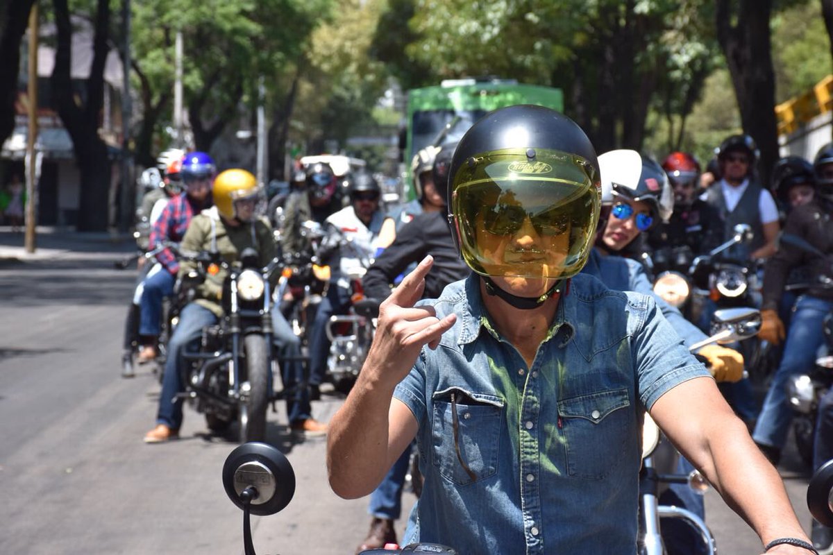 OBau's tweet photo. Una rodadita para disfrutar el calorcito de #CDMX, #TheClassicRide by #Triumph #ForTheRide #Bonneville #Bobber https://t.co/zUDkEXKho3