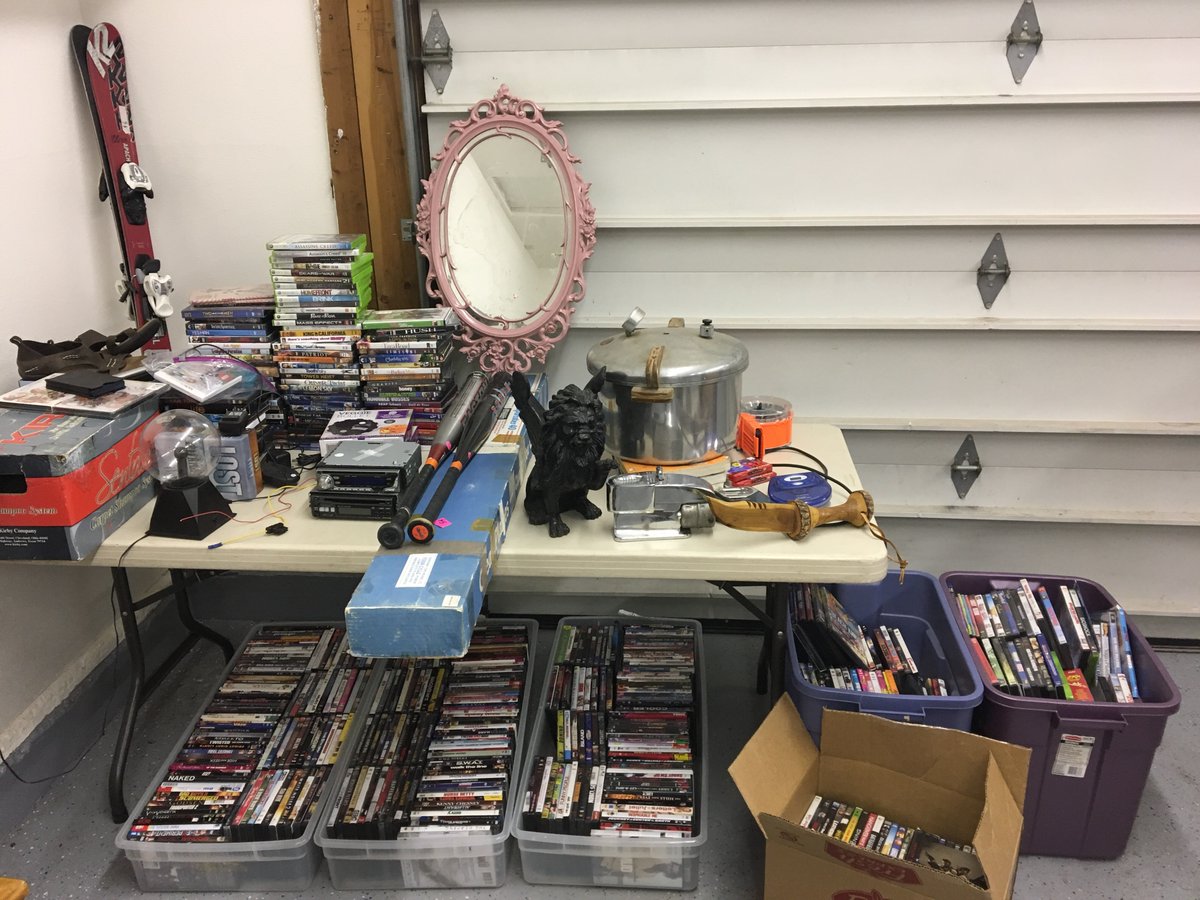 AndrewTorpedo's tweet photo. Afternoon haul. #garagesales #yardsales #dvds #movies #videogames #castiron #earlybirds https://t.co/Z3tdIHgLx4