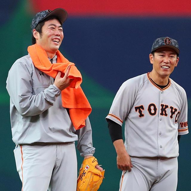 スポーツ報知 巨人取材班 On Twitter オリックスバファローズ 巨人 談笑する 上原浩治 と 井端弘和 一軍内野守備走塁コーチ Photo By Toru Yaguchi 撮影 矢口亨 2018 06 03 京セラドーム 京セラドーム大阪 読売巨人軍 読売ジャイアンツ ジャイアンツ 野球