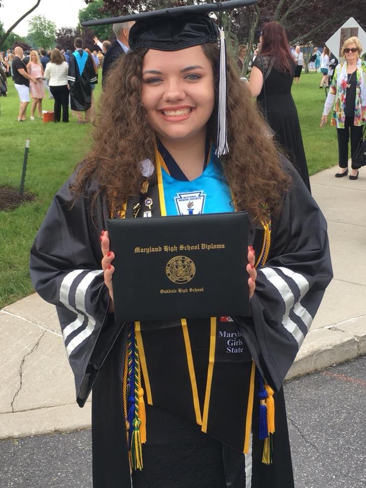 jenniferblair99's tweet photo. Graduation went by in such a blur! So proud to be in the class of 2018! #weoutahere https://t.co/tfZwCN5adt