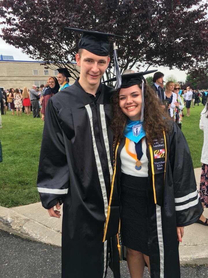 jenniferblair99's tweet photo. Graduation went by in such a blur! So proud to be in the class of 2018! #weoutahere https://t.co/tfZwCN5adt