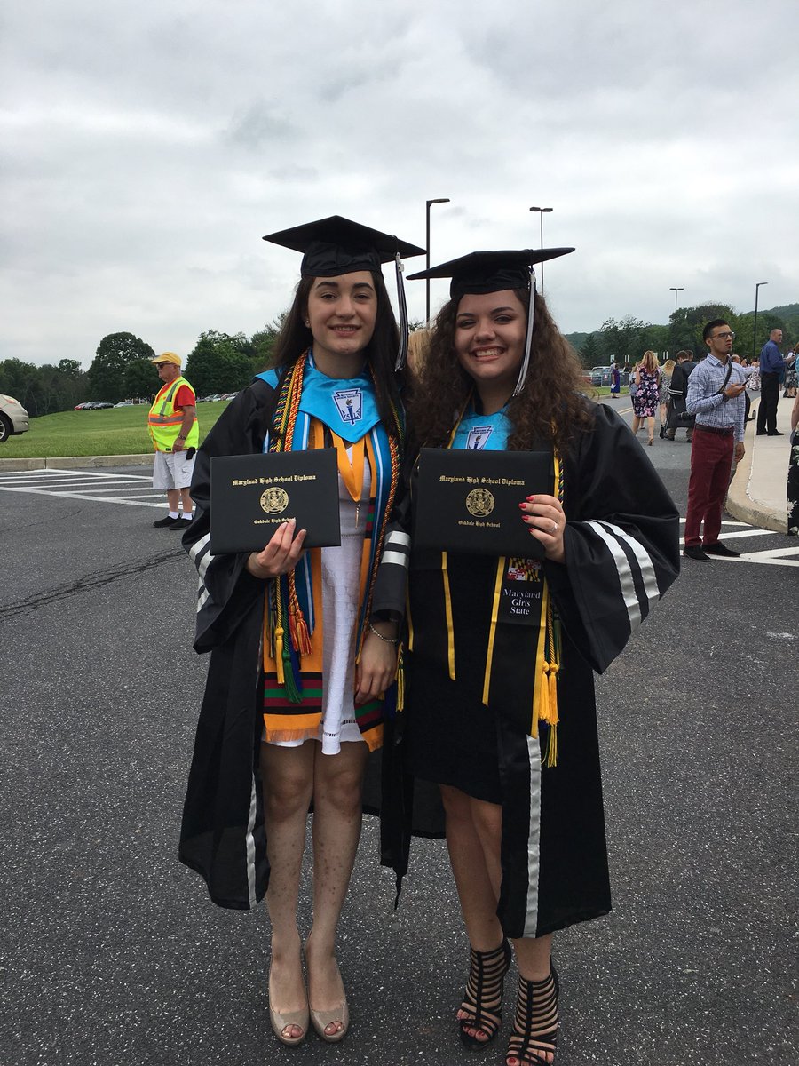 jenniferblair99's tweet photo. Graduation went by in such a blur! So proud to be in the class of 2018! #weoutahere https://t.co/tfZwCN5adt
