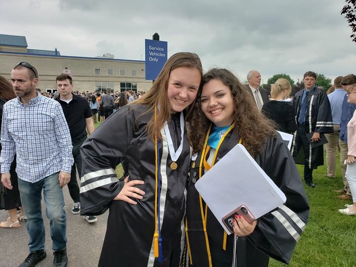 jenniferblair99's tweet photo. Graduation went by in such a blur! So proud to be in the class of 2018! #weoutahere https://t.co/tfZwCN5adt