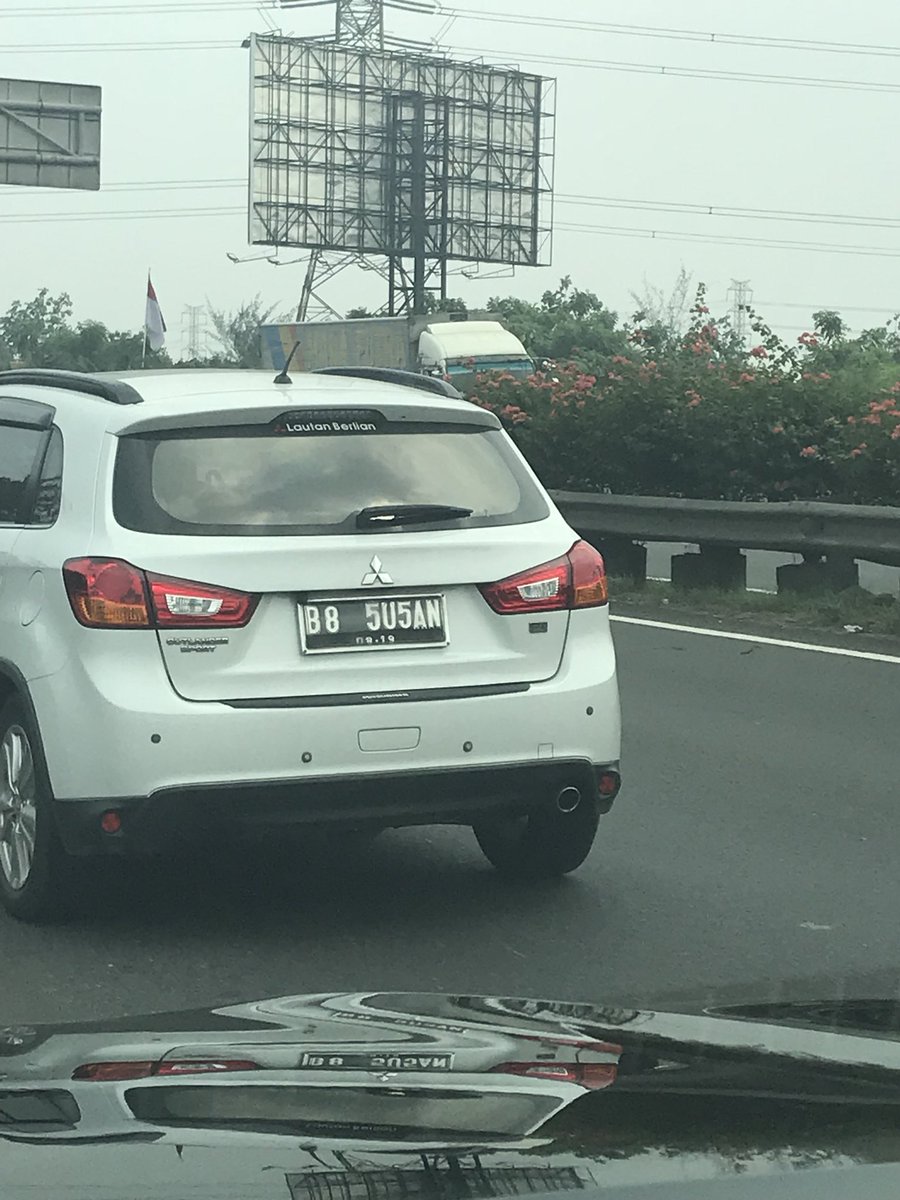 ami_laras's tweet photo. Ini agak-agak aneh plat nomernya @TMCPoldaMetro https://t.co/vpQHbFO1Qh