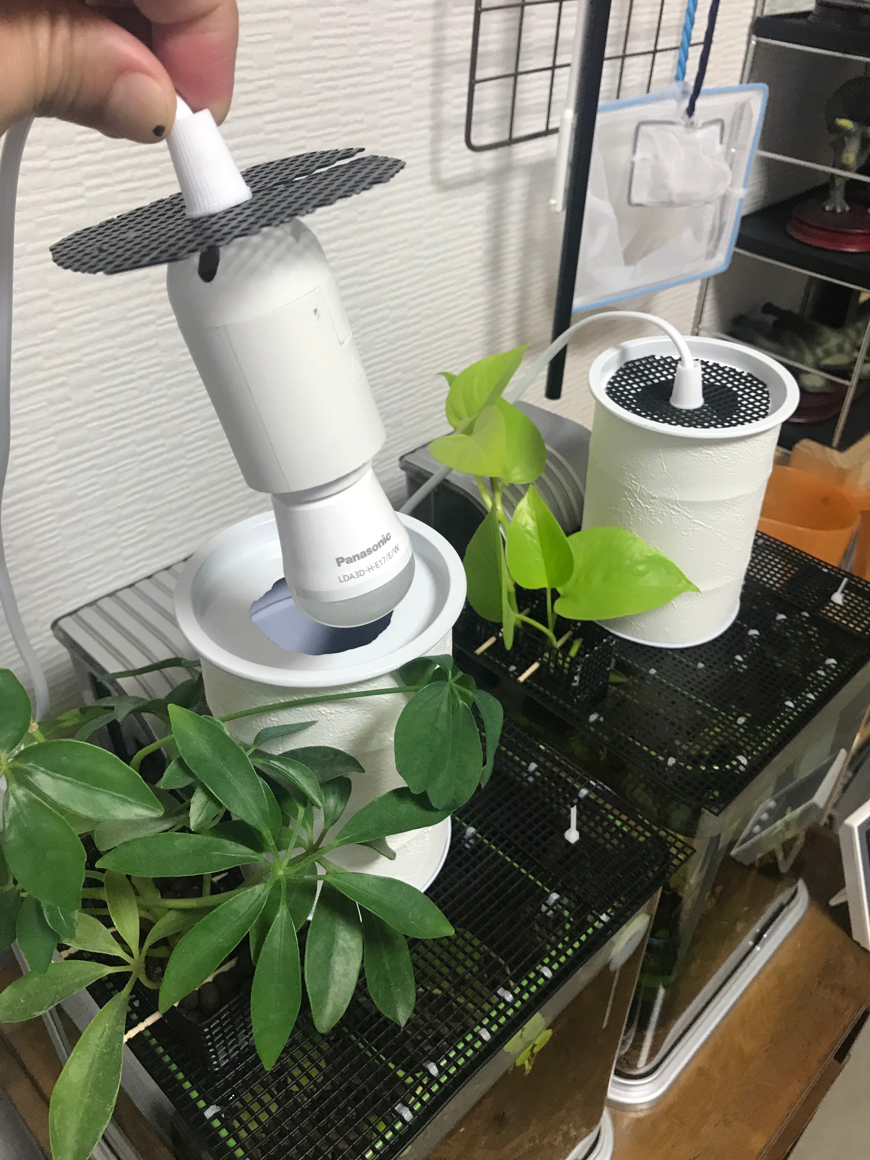 キミネリ 水槽蓋を鉢底ネットで自作してから元の照明では暗くなってしまったので100均缶を使って照明も自作 照明です 貯水槽ではありません 蓋から上を見なければ水槽はとっても明るくなり自分としては満足しています 缶には以前リフォームで