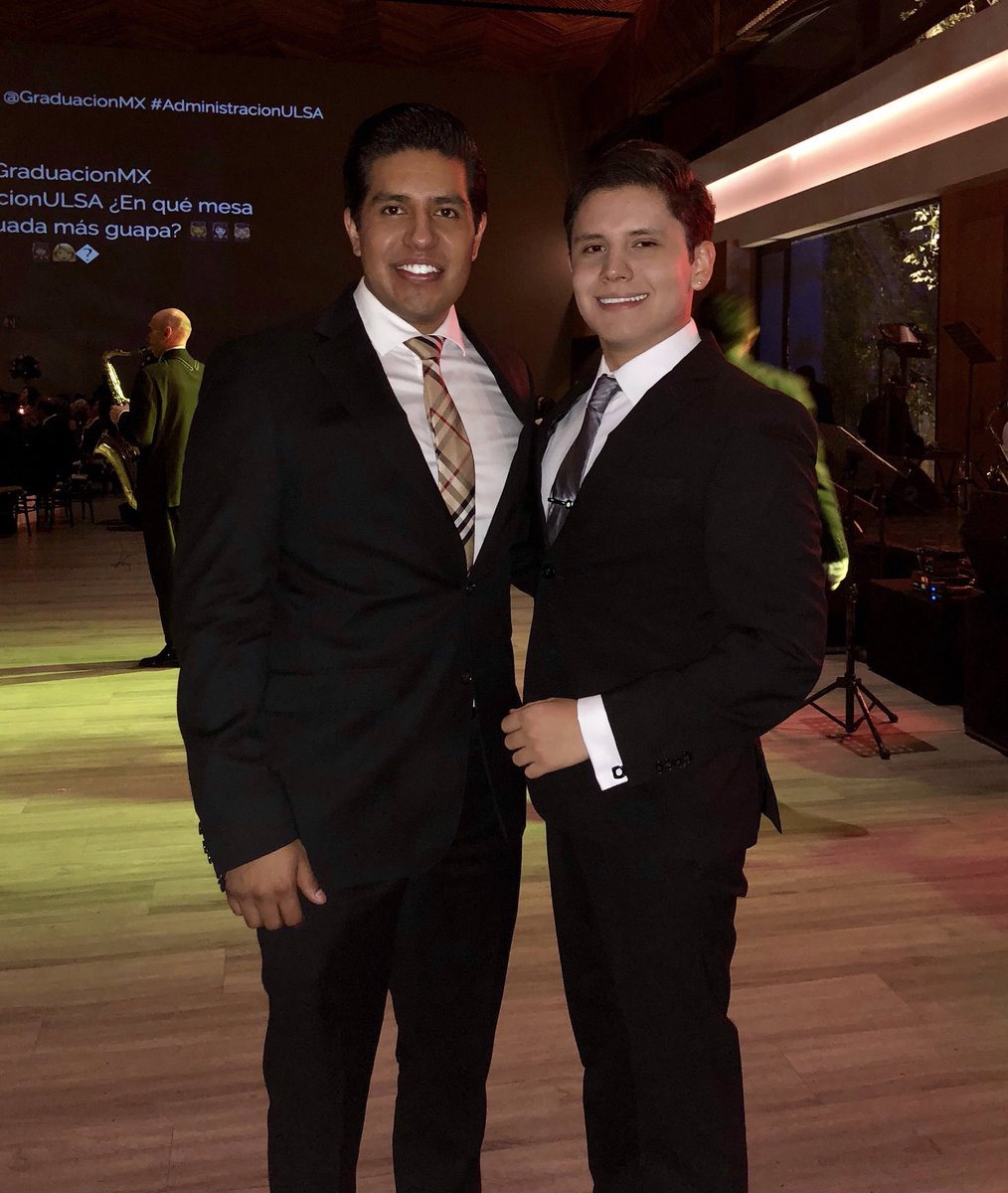roddieguez's tweet photo. Con el mejor amigo del mundo ! Felicidades por este gran logro en tu vida. Te quiero hermano @l.escobar 
@GraduacionMX #AdministracionULSA https://t.co/lXU4YWxC12